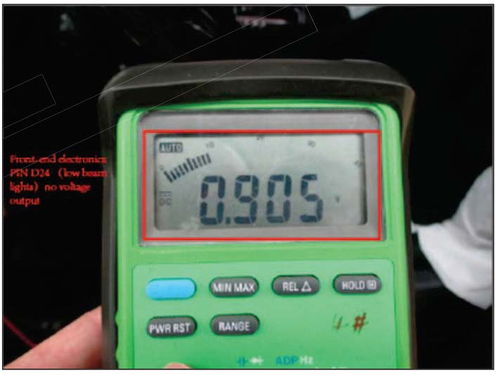 保時(shí)捷Macan儀表盤(pán)燈光報(bào)警 右前近光燈故障排查與電壓測(cè)量指南